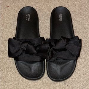 Black slip on flip flops with bow